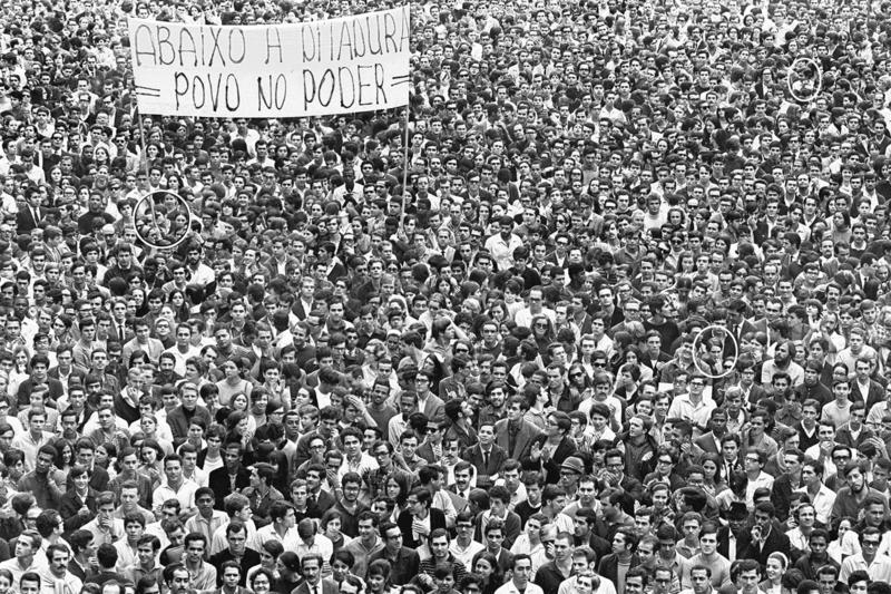 Lugar de povo é na rua