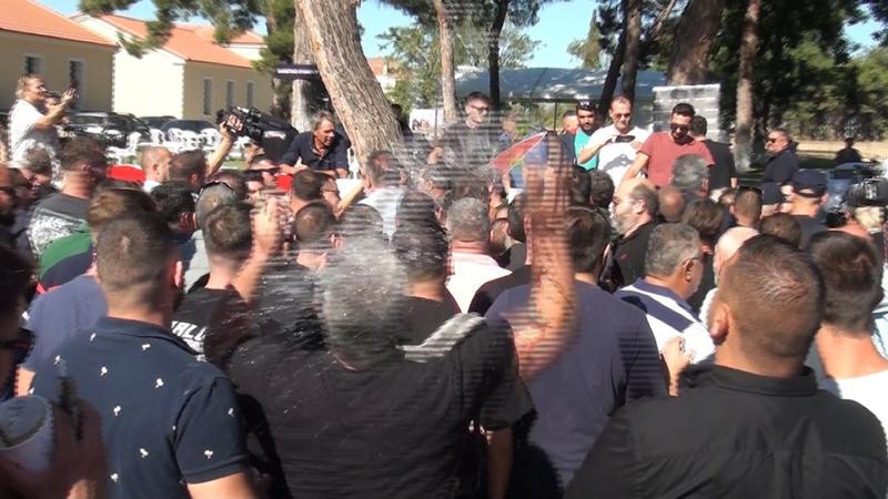 Καφέδες, νερά και… κομματικά κριτήρια