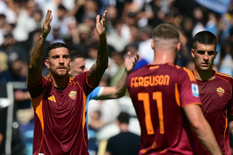 Pellegrini decide il derby e si riprende la Roma. Lazio ko, fermata dal palo nel recupero