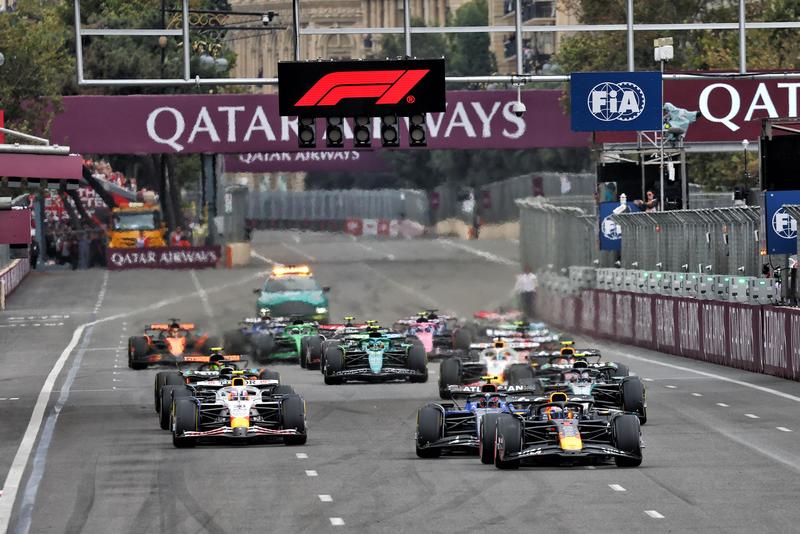 Verstappen domina a Baku, Sainz sul podio. Piastri out, male le Ferrari /