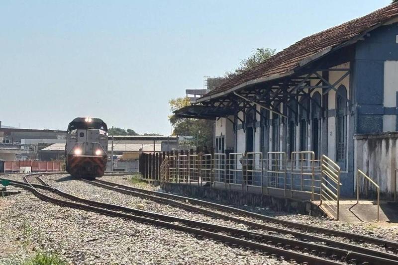 Invasões de veículos ameaçam segurança em ferrovias em Minas Gerais; veja