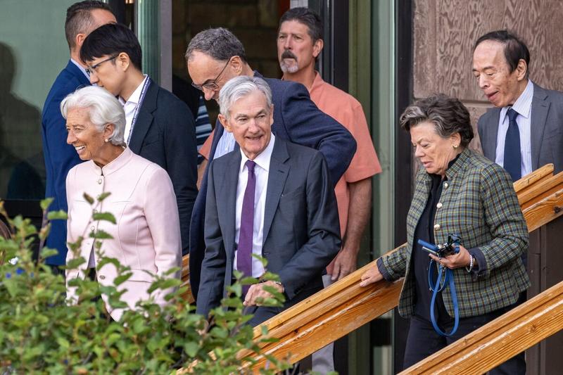 Should Central Banking Be a Social Club?
