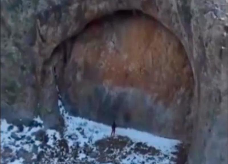 Kazakistan, tra le montagne spunta una ‘porta gigante’. Mistero o illusione?