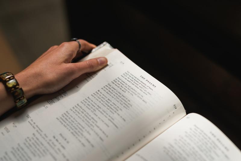 O Deus amor aniquila a ideia do inferno sempiterno