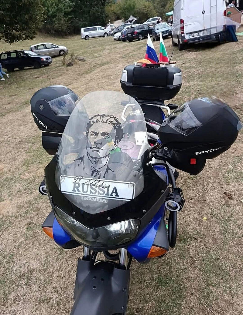 Народ, вот, държава, безводие, смърт и съд? Левски - на стената