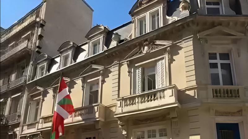 Paris, 11 Avenue Marceau, bueltan gaude