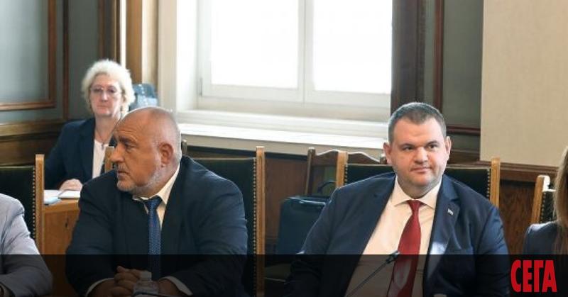 Пеевски се катери към властта на гърба на Борисов