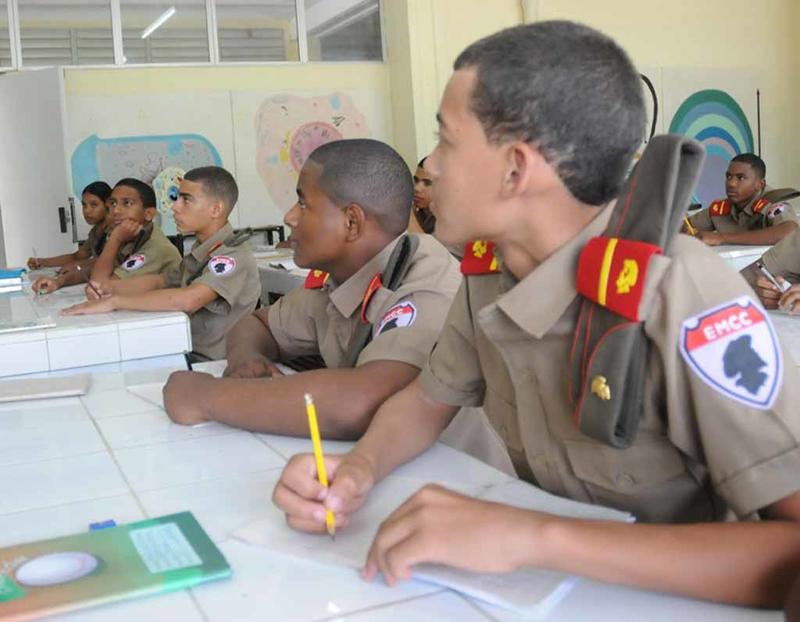 Cuba celebra aniversario 59 de Escuelas Militares Camilo Cienfuegos