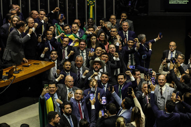 Dias de derrotas para as direitas golpistas