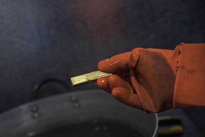 Gold’s Decade Shines Less Brightly for Stocks