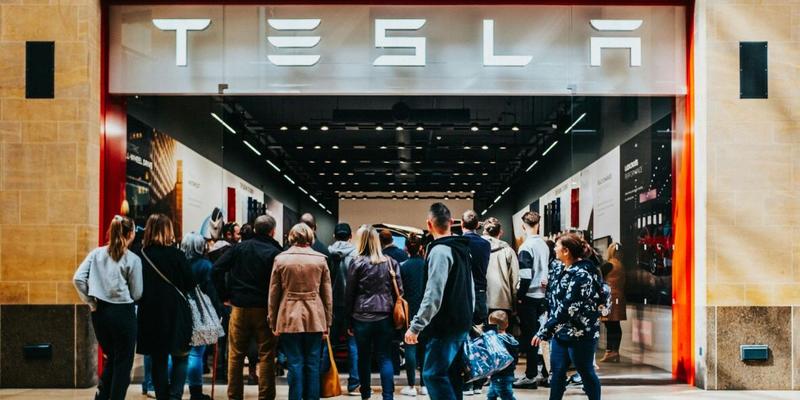 Musk en Tesla: wanneer een CEO-brand je bedrijfsbrand onder druk zet