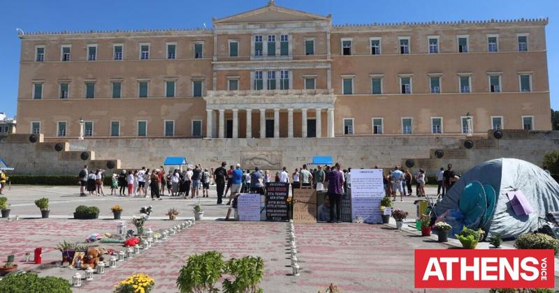 Απεργία πείνας στο Σύνταγμα: Το ξυλόλιο είναι ακόμα εδώ