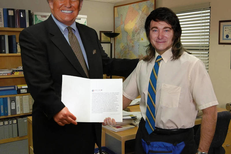 Milei é criticado nas redes por aceitar post impresso como presente de Trump na ONU