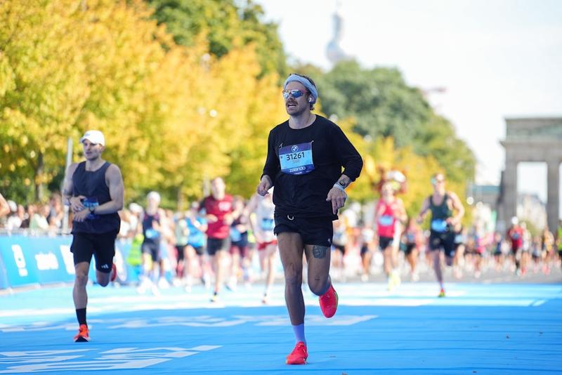 Das Outfit von Harry Styles beim Berlin-Marathon: Ein Mix aus Berghain und Turnhalle