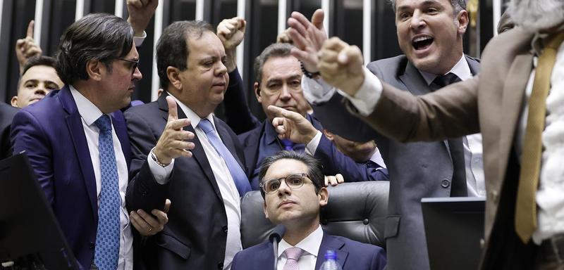 Direita fala em desmoralização e cobra de Hugo Motta compromisso com anistia