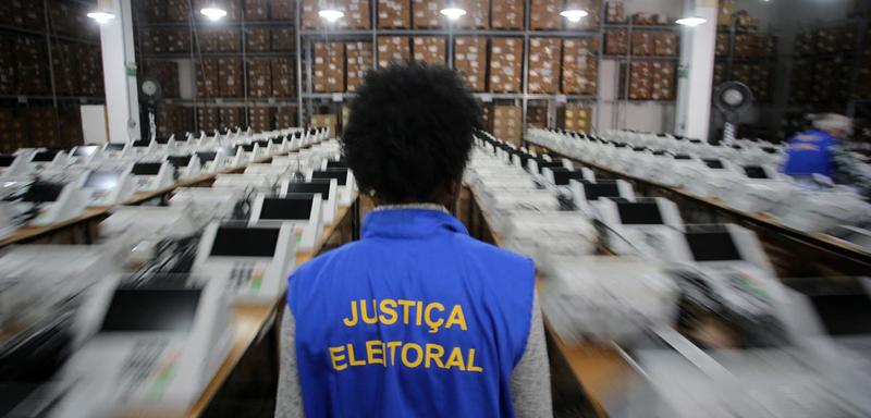Estamos, meu bem, por um triz