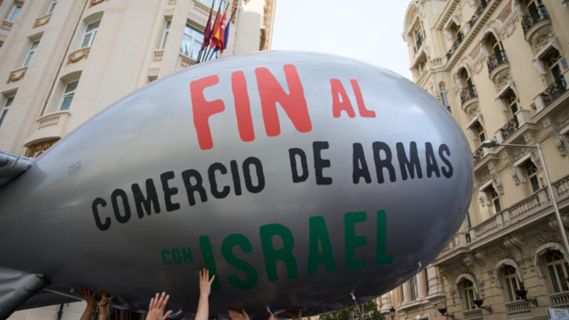 ¿En qué se parecen el decreto de embargo de armas a Israel y un colador?
