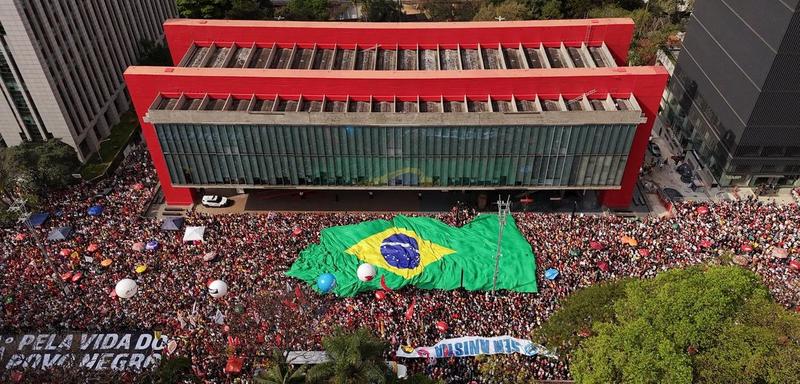 O povo unido jamais será vencido!