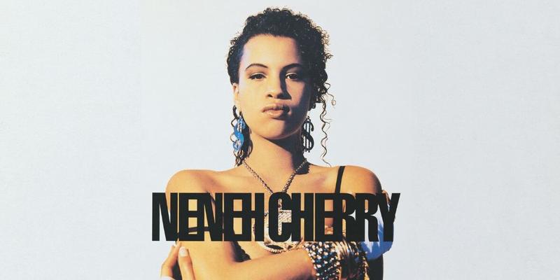 De flyposter die niemand durfde te taggen: hoe Neneh Cherry’s persoonlijkheid sterker bleek dan de campagne
