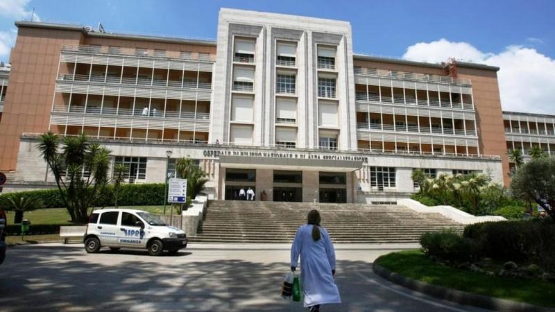 Ospedale Monaldi, inveisce contro infermiera e schiaffeggia dottoressa: 26enne denunciata a Napoli