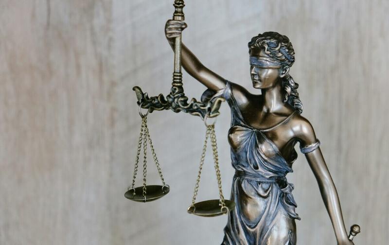 Ο υπουργός αλλάζει ρότα, η Δικαιοσύνη ακολουθεί