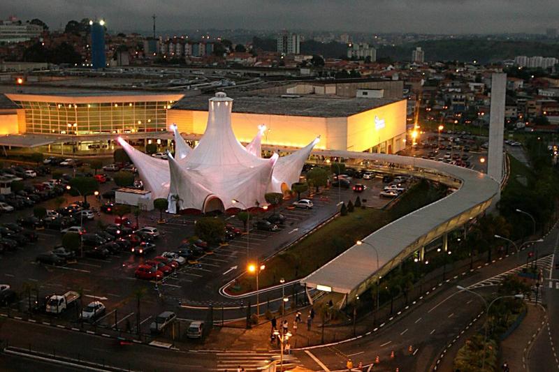 Justiça condena empresa por rejeitar ajudante de Papai Noel trans