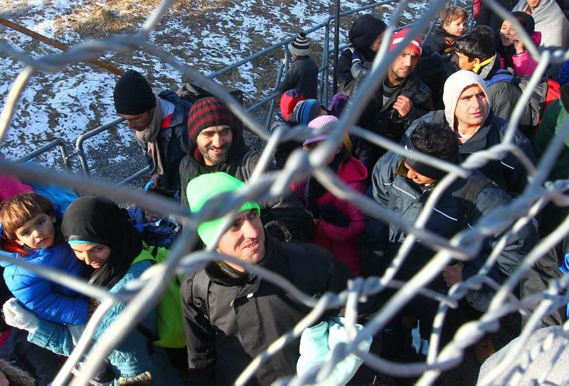 (POGLED) Kolumna Mojce Pajnik: Poletje migracij, deset let pozneje: od beguncev do podatkovnih točk