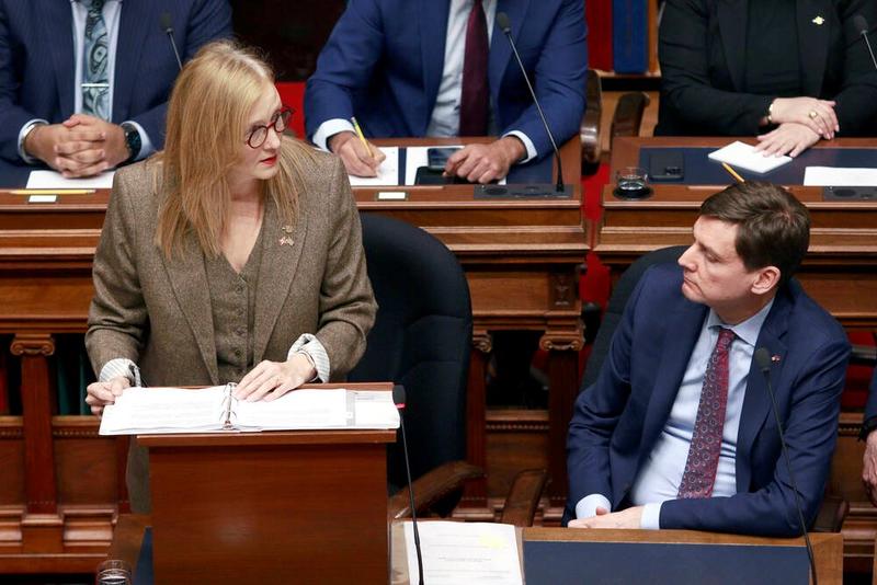 Les Leyne: Deficit warning flags fly for finance minister