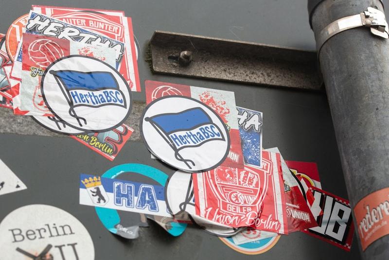 Unioner gegen Herthaner: Was Fußball-Sticker über Berlin verraten
