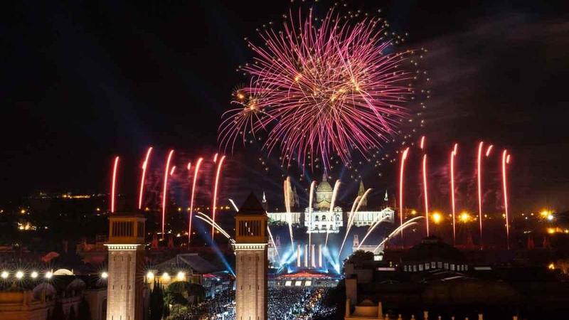El catalán retrocede en el piromusical de la Mercè