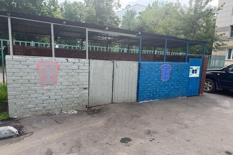 «Сразу жить хочется»: обычная московская мусорка стала местом странных перформансов