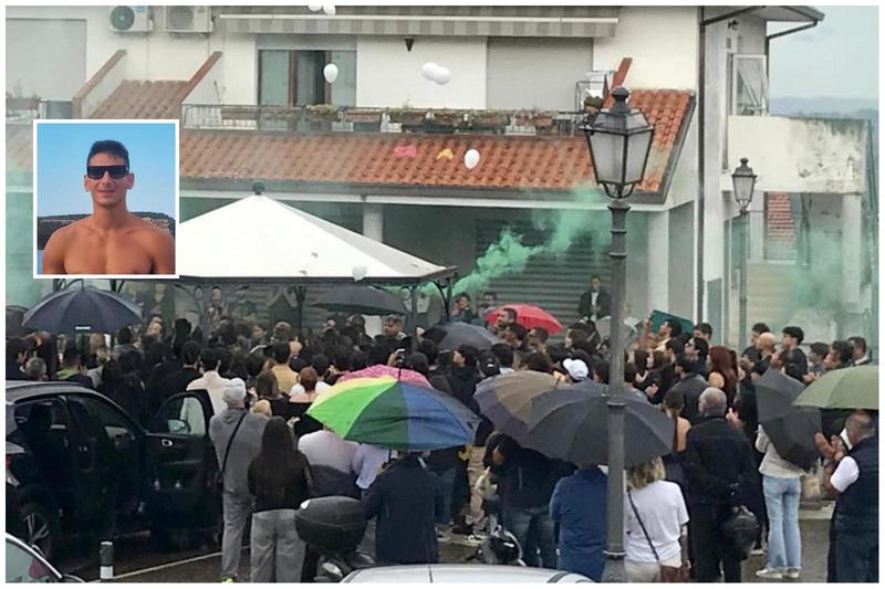 Un paese piange Federico Morvillo. Palloncini e fumogeni al funerale, ricordato il 29enne scomparso