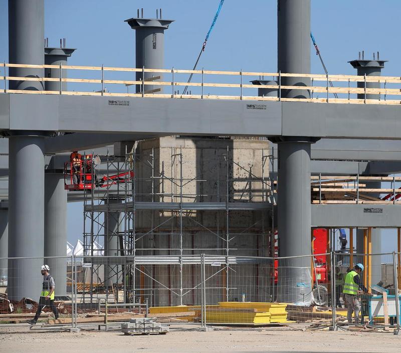 Crolla una soletta dal tetto. Paura al terminal crociere