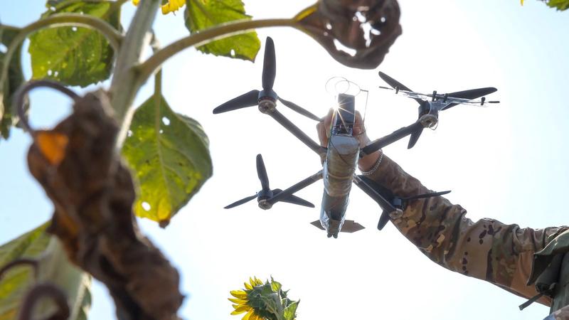 Gesellschaft | Brääh! Brööh! Und Bumm! Wie Hightech-Drohnen das Schlachtfeld verändern