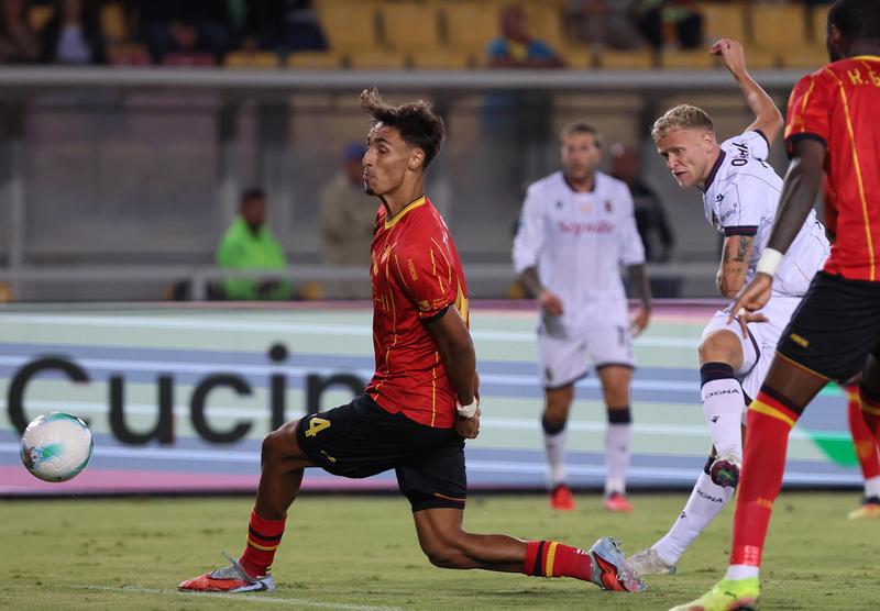 Lecce-Bologna 2-2, doccia fredda in pieno recupero: Camarda nega la vittoria ai rossoblù /