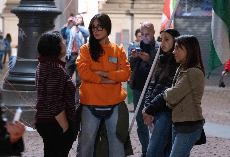 La fiaccolata per Gaza: in piazza c’è anche Ambra Angiolini con la figlia. Oggi il presidio continua