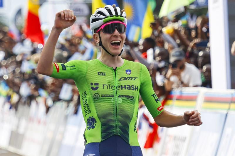 Pogacar revalida su arcoíris con una nueva exhibición; Evenepoel, también brillante, plata