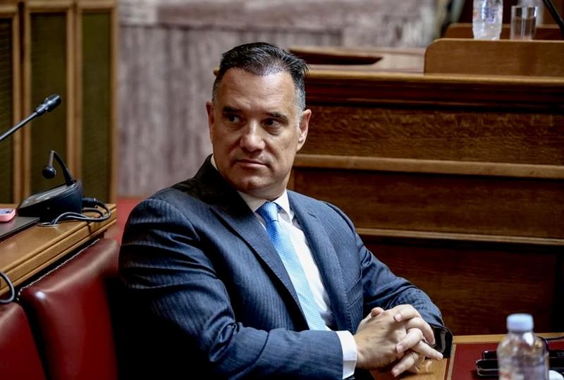 Τρίχες κατσαρές και καρέκλες… πρωθυπουργικές