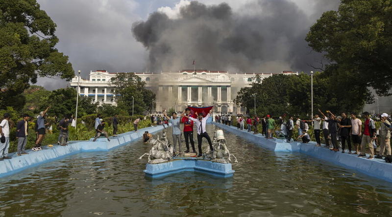 Από την εξέγερση στην ανασυγκρότηση;