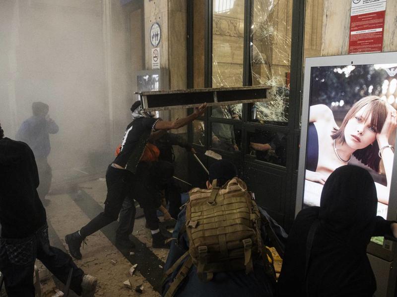 Milano devastata dai pro Pal. Ma per Zerocalcare 