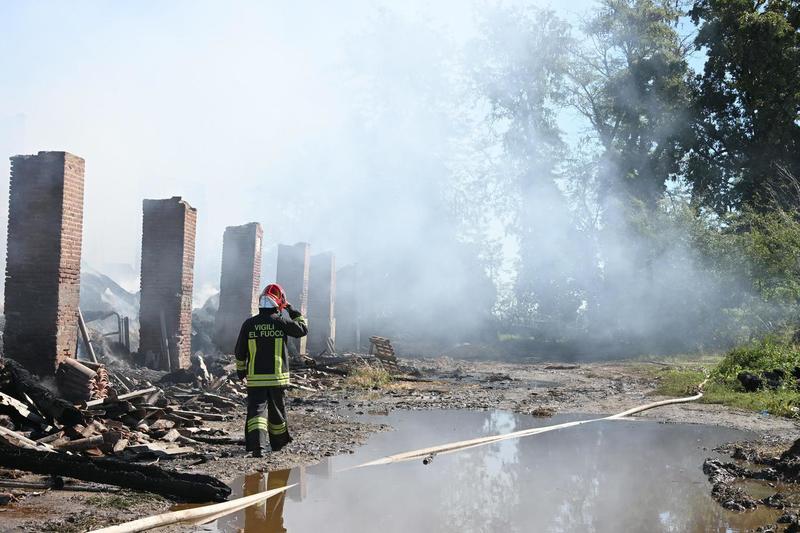 Zibido San Giacomo, l’incendio del fienile è doloso. La figlia dei titolari dell’azienda agricola: “Ho visto il piromane”