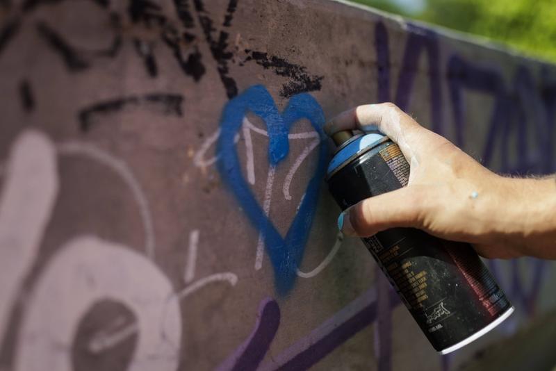 Botschaften aus der Bazillenröhre: „Viva La Vulva“ und „Auf die Fresse!“