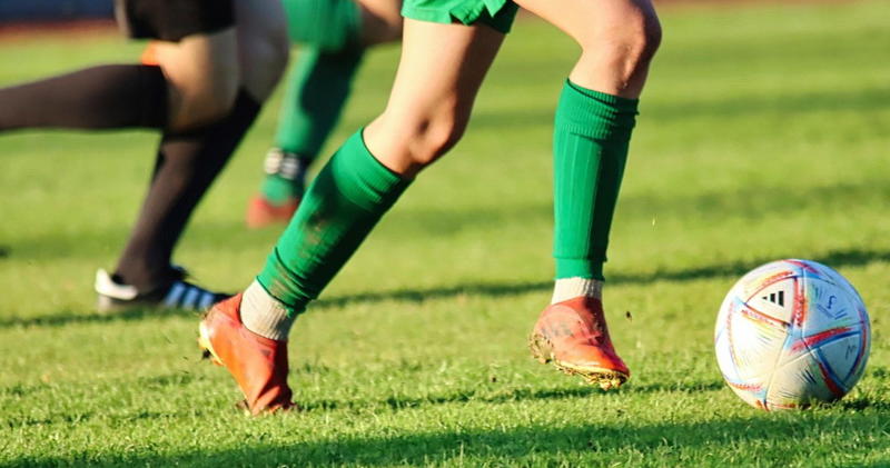 Sempre al cellulare? Ma se giocano a calcio si beccano una multa