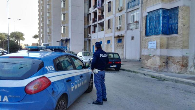 Scampia, padre e figlio sequestrati e privati dell'abitazione: la polizia arresta 7 persone