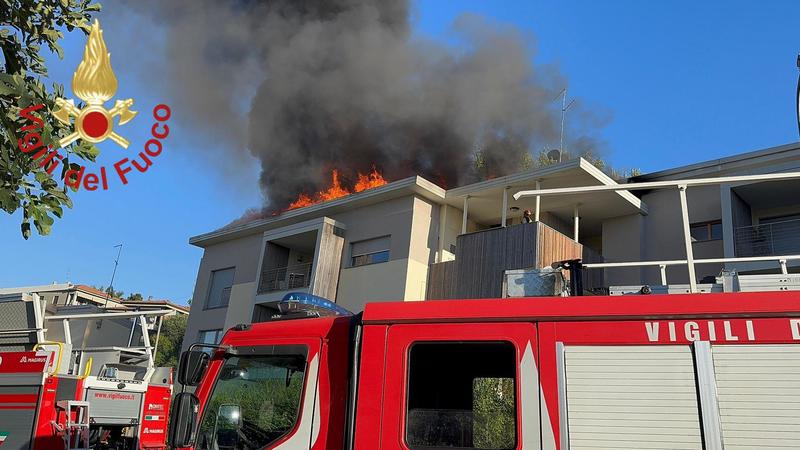 Olgiate Comasco: brucia il tetto di una palazzina, a rischio gli appartamenti sottostanti