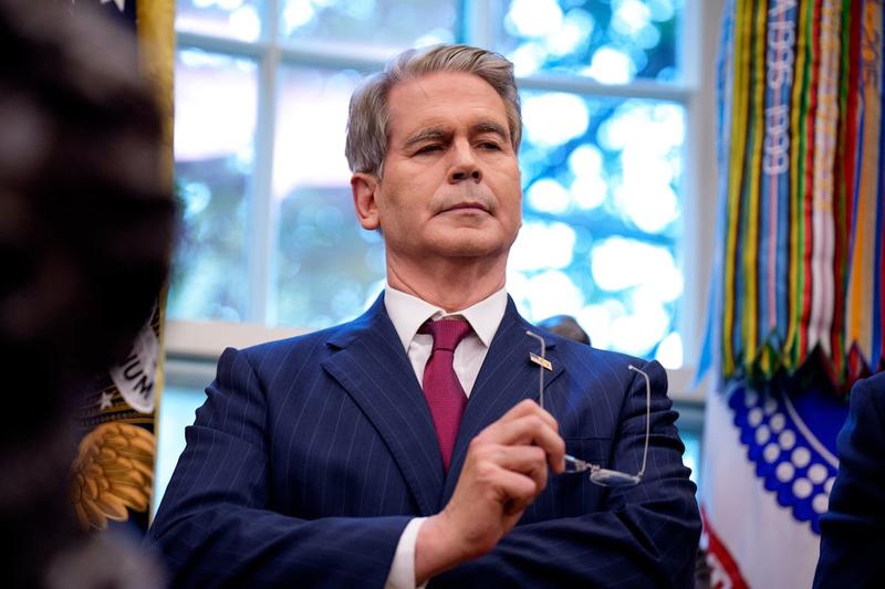 Cameraman Captures Scott Bessent’s Texts, Exposing White House Panic