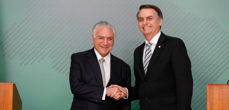 Ponte para o passado: a vontade firme e constante de se desfazer da democracia