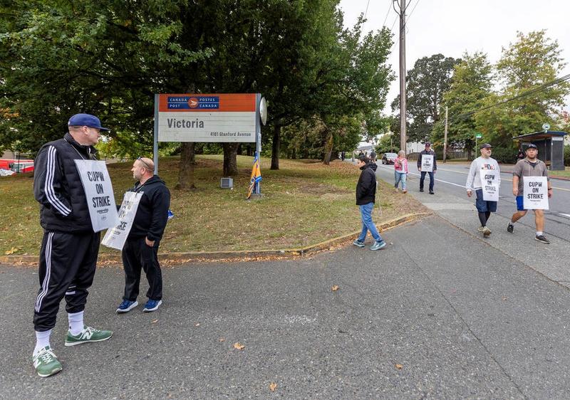 Letters Sept. 29: Canada Post is a public service; praise for bike valet