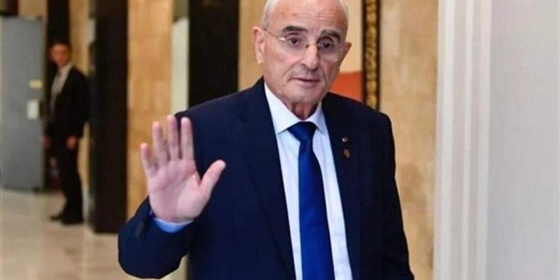 وزير الدفاع يفضح تشرذم القرار السياسي وتجاوز الدستور