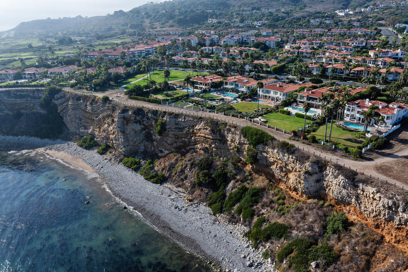 Calif. cliff gives way, endangering multi-million-dollar homes